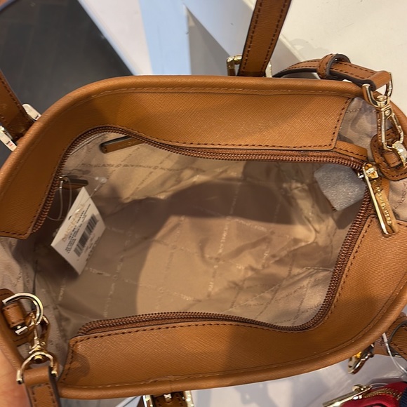 MICHAEL KORS
Jet Set Travel Extra-Small Saffiano Leather Top-Zip Tote Bag
NWT - Picture 8 of 16